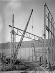 821236 Afbeelding van het stellen van de staalconstructie voor de uitbreiding van één van de gebouwen van de N.V. ...